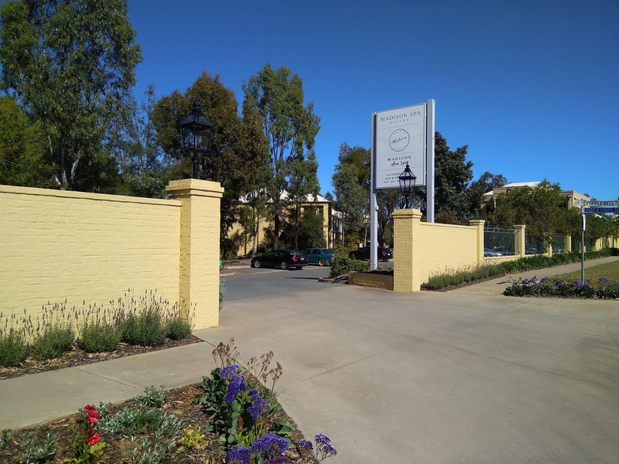 Madison Spa Motel - Adults Only Moama Exterior photo